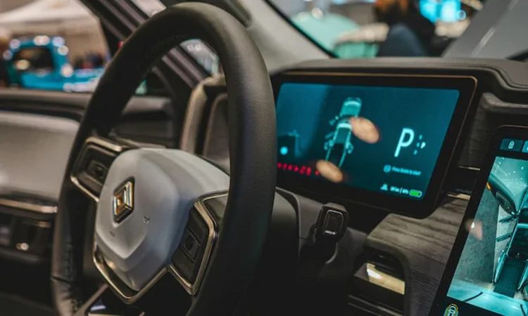 نمای نزدیک از فرمان و نمایشگرهای دیجیتال داشبورد یک خودروی ریویان.