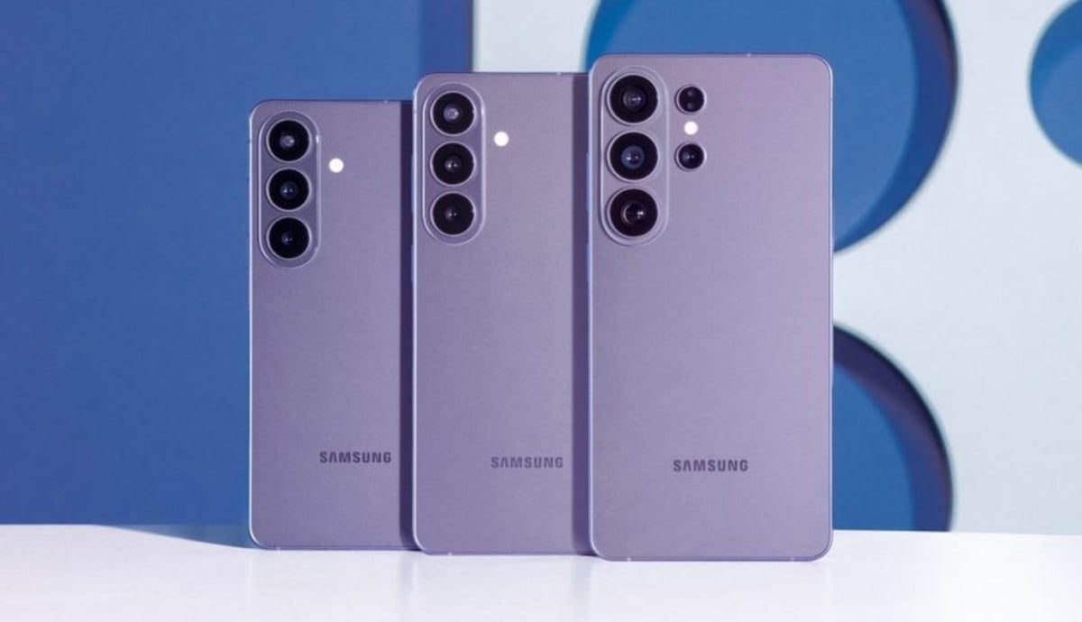 سه گوشی هوشمند سامسونگ به رنگ بنفش/یاسی در نمای پشت کنار هم روی سطح سفید؛ هرکدام ماژول دوربین عمودی چندگانه دارند و لوگوی Samsung در پایین بدنه دیده میشود