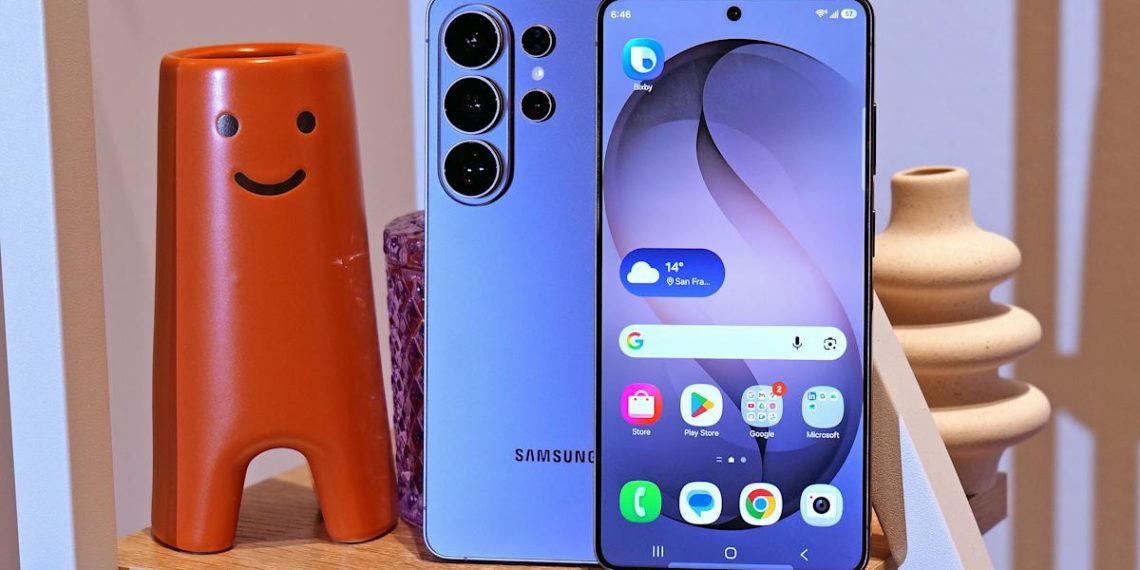 نمای جلو و پشت گلکسی S26 Ultra به رنگ آبی روشن با لبه‌های تخت و پنج لنز دوربین در پشت.