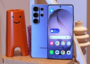 نمای جلو و پشت گلکسی S26 Ultra به رنگ آبی روشن با لبه‌های تخت و پنج لنز دوربین در پشت.