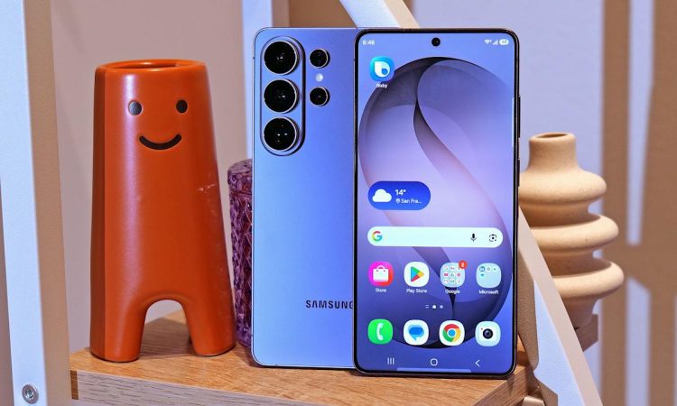 نمای جلو و پشت گلکسی S26 Ultra به رنگ آبی روشن با لبه‌های تخت و پنج لنز دوربین در پشت.