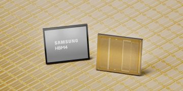 دو قطعه حافظه نسل جدید سامسونگ مدل HBM4 که روی یک صفحه از ویفرهای سیلیکونی قرار گرفته‌اند.