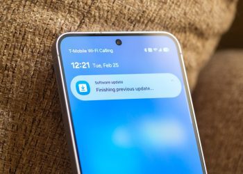 اعلان "Software update" روی صفحه گوشی سامسونگ با پیام اتمام آپدیت قبلی.