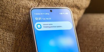 اعلان "Software update" روی صفحه گوشی سامسونگ با پیام اتمام آپدیت قبلی.