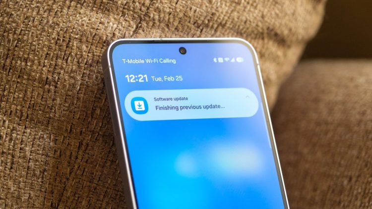 اعلان "Software update" روی صفحه گوشی سامسونگ با پیام اتمام آپدیت قبلی.