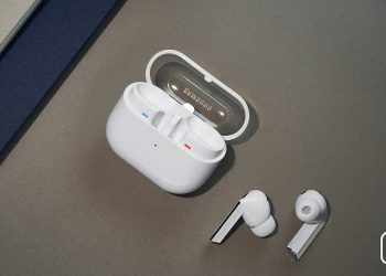 ایربادهای سفید سامسونگ به همراه کیس شارژ با درِ شفاف روی سطح خاکستری.