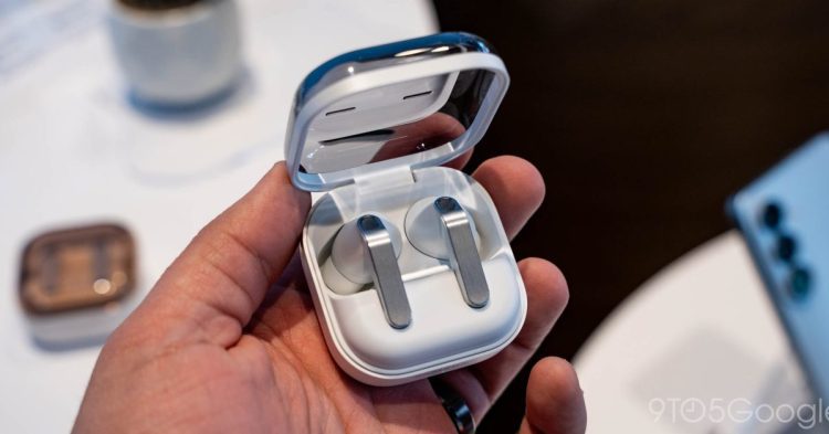 قاب مغناطیسی Galaxy Buds 4 تبدیل کیس به پایه Galaxy S26