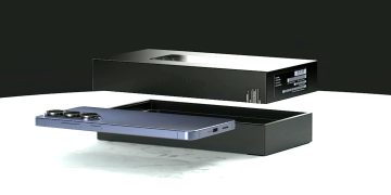 یک گوشی هوشمند باریک به رنگ بنفش یاسی که در کنار جعبه مشکی رنگ خود (با نوشته Galaxy S26 Ultra) قرار دارد.