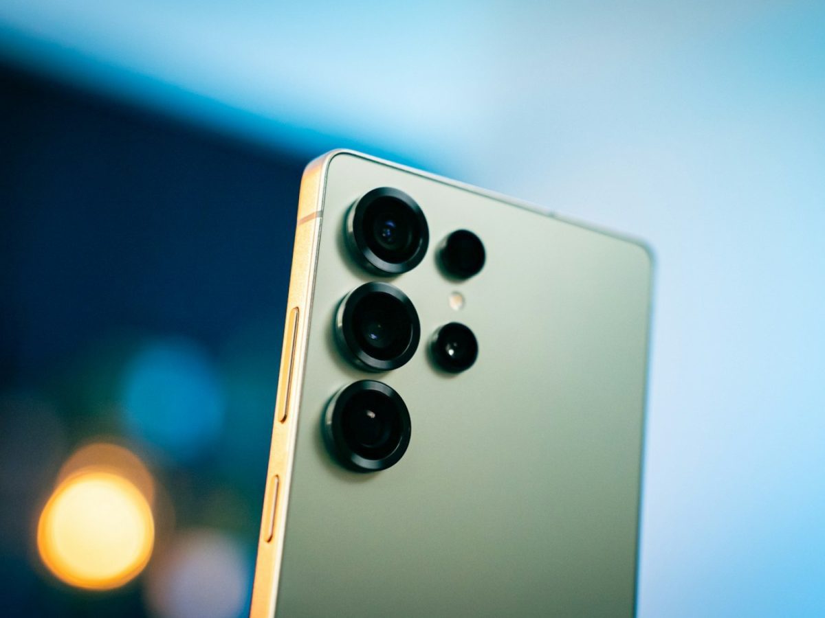 نمای نزدیک از پنل پشتی یک گوشی سامسونگ با رنگ سبز روشن که چیدمان عمودی لنزهای دوربین و فلش LED را نشان می‌دهد.