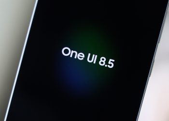 نمای نزدیک از صفحه گوشی سامسونگ با متن سفید "One UI 8.5" در زمینه مشکی.