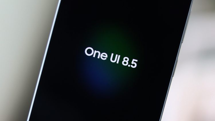 نمای نزدیک از صفحه گوشی سامسونگ با متن سفید "One UI 8.5" در زمینه مشکی.