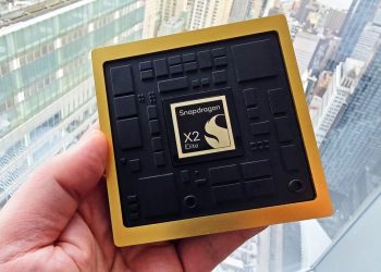 یک ماژول پردازنده Snapdragon X2 Elite با حاشیه طلایی که در دست گرفته شده است.