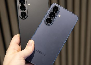 نمای پشت گوشی‌های گلکسی S26 و S26 پلاس در رنگ‌های مشکی و بنفش تیره با چیدمان دوربین سه‌گانه.