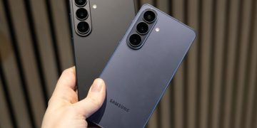 نمای پشت گوشیهای گلکسی S26 و S26 پلاس در رنگهای مشکی و بنفش تیره با چیدمان دوربین سهگانه.