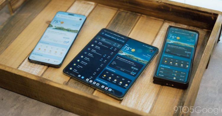 سه دستگاه اندرویدی (تبلت تاشو و دو گوشی) که رابط کاربری برنامه هواشناسی گوگل را نمایش می‌دهند.