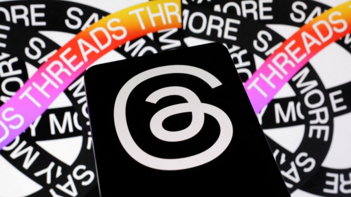 لوگوی Threads به رنگ سفید روی کارت مشکی، قرار گرفته مقابل پس‌زمینه‌ای گرافیکی با حلقه‌های تکرارشونده و واژه Threads