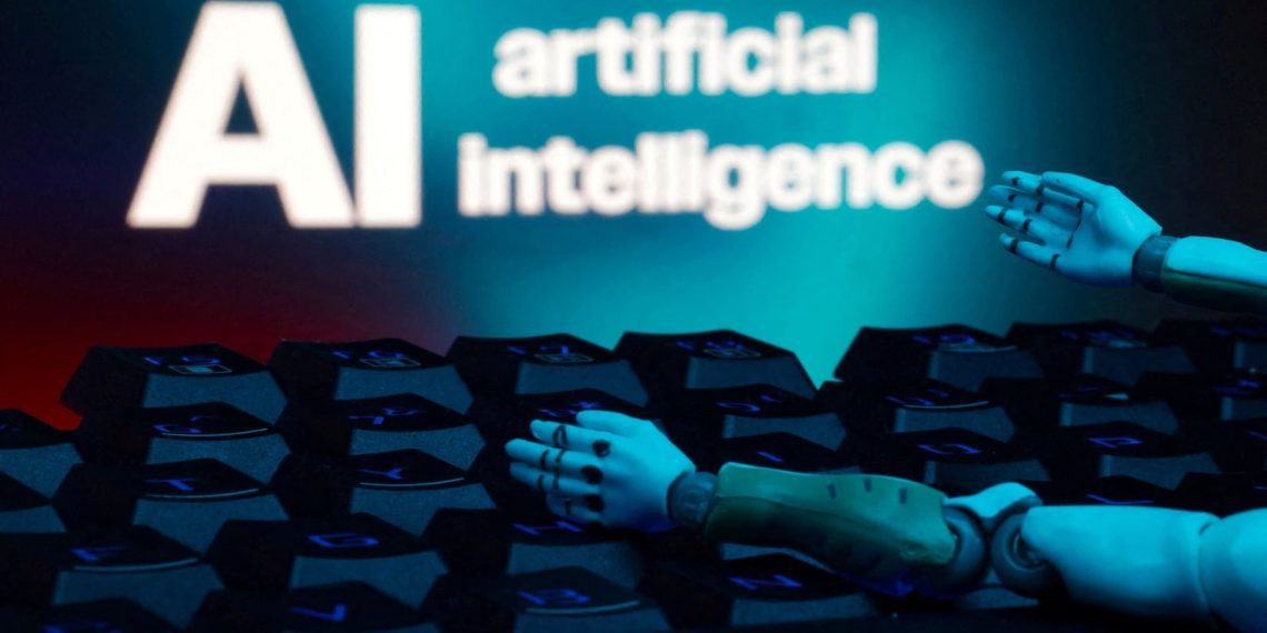 دست رباتیک در حال تعامل با صفحهکلید کامپیوتر در مقابل عبارت Artificial Intelligence؛ نمایش مفهوم اتوماسیون، هوش مصنوعی و فناوریهای پیشرفته