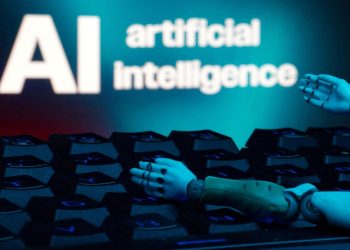 دست رباتیک در حال تعامل با صفحه‌کلید کامپیوتر در مقابل عبارت Artificial Intelligence؛ نمایش مفهوم اتوماسیون، هوش مصنوعی و فناوری‌های پیشرفته