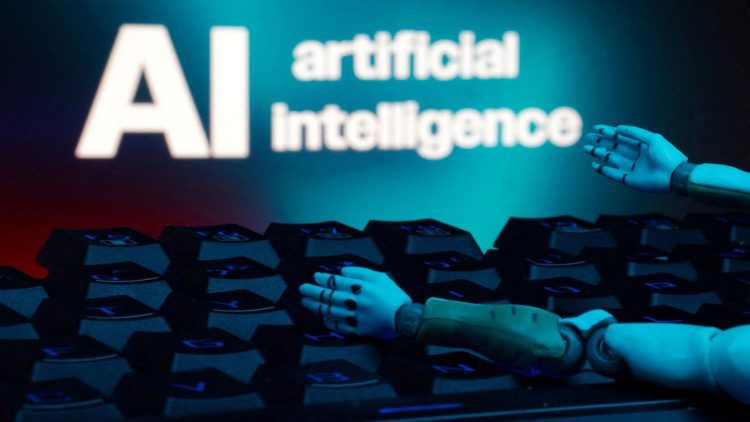 دست رباتیک در حال تعامل با صفحه‌کلید کامپیوتر در مقابل عبارت Artificial Intelligence؛ نمایش مفهوم اتوماسیون، هوش مصنوعی و فناوری‌های پیشرفته
