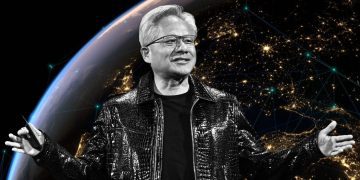 تصویر تبلیغاتی با پسزمینه فضایی از سیاره زمین که شبکهای از نقاط نورانی و خطوط اتصال جهانی را نشان میدهد. در پیشزمینه، جنسن هوانگ با کت چرمی مشکی در حالت ارائه روی صحنه دیده میشود که تم کلی تصویر بر فناوری شبکههای هوش مصنوعی توزیعشده و قدرت پردازش جهانی NVIDIA تأکید دارد.