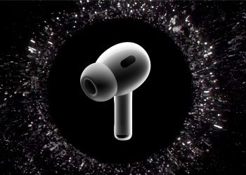 نمای تک از یک گوشی ایرپاد پرو که در مرکز یک حلقه نورانی از ذرات درخشان بر زمینه‌ای مشکی قرار گرفته است.