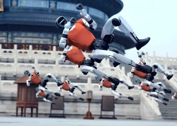 رژه قدرت در معبد چین؛ ربات‌های انسان‌نمای G1 کونگ‌فو اجرا کردند