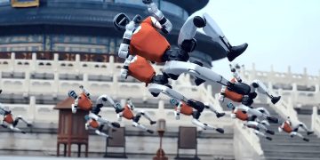 رژه قدرت در معبد چین؛ ربات‌های انسان‌نمای G1 کونگ‌فو اجرا کردند