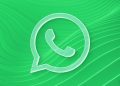 لوگوی سفید واتس‌اپ بر روی پس‌زمینه‌ای با خطوط منحنی سبز رنگ.