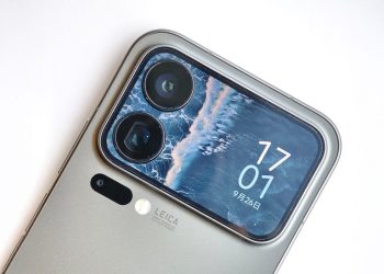 نمای نزدیک از پنل پشتی گوشی شیائومی ۱۸ پرو شامل ماژول دوربین سه‌گانه با برند لایکا و یک صفحه نمایش کوچک ثانویه.