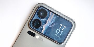 نمای نزدیک از پنل پشتی گوشی شیائومی ۱۸ پرو شامل ماژول دوربین سه‌گانه با برند لایکا و یک صفحه نمایش کوچک ثانویه.