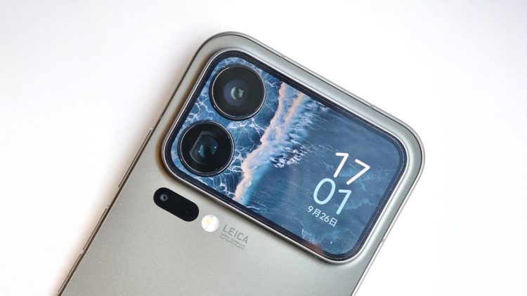 نمای نزدیک از پنل پشتی گوشی شیائومی ۱۸ پرو شامل ماژول دوربین سه‌گانه با برند لایکا و یک صفحه نمایش کوچک ثانویه.