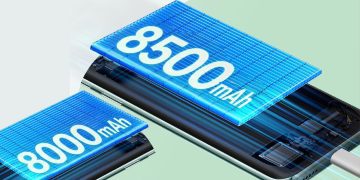 نمای گرافیکی از دو باتری بزرگ با ظرفیت‌های 8000mAh و 8500mAh که بر روی بدنه داخلی یک گوشی هوشمند قرار گرفته‌اند.
