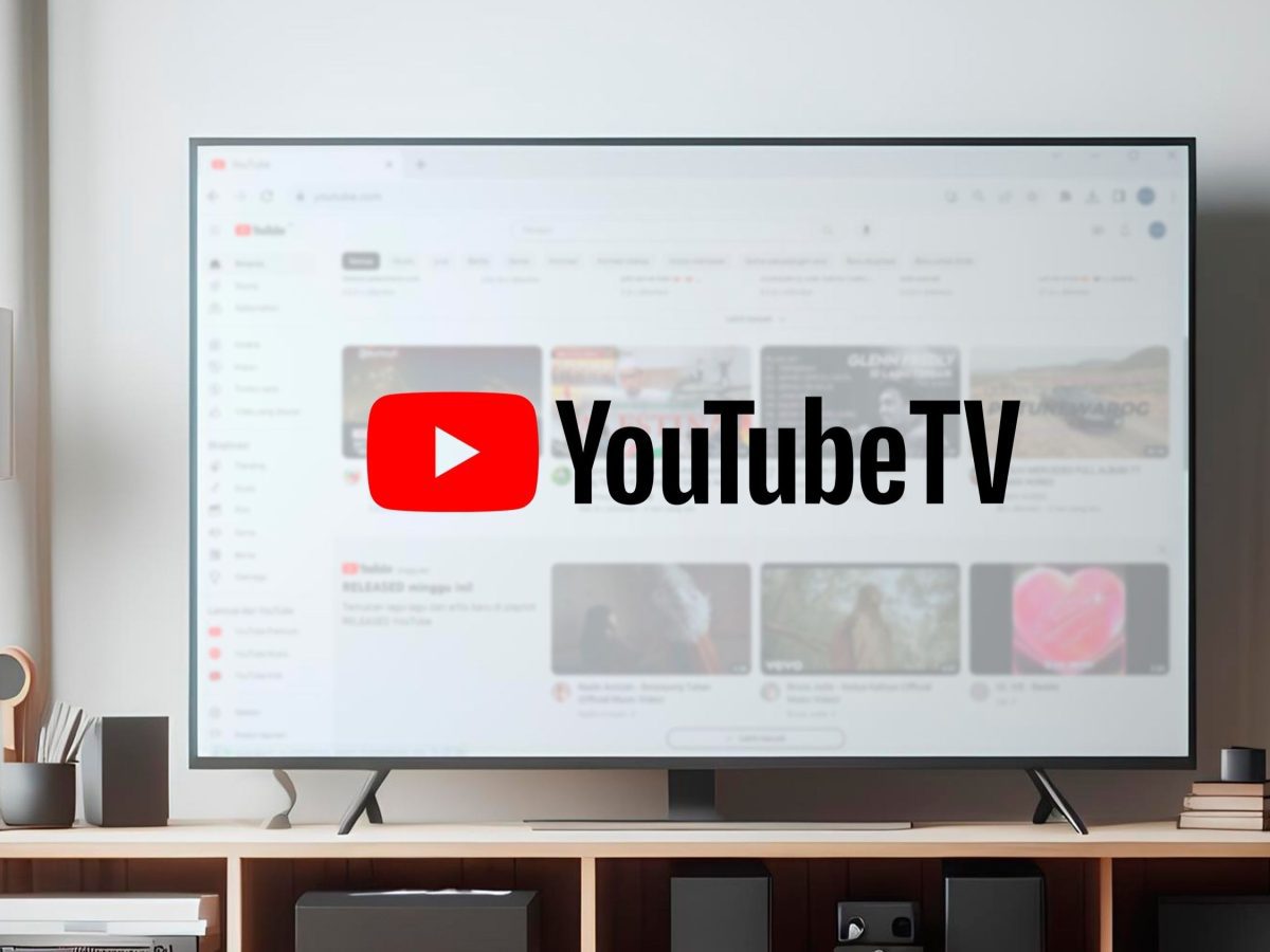 یک تلویزیون هوشمند بزرگ روی میز که لوگوی YouTube TV روی صفحه‌ نمایش نیمه‌شفاف آن نقش بسته است.