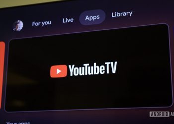 نمای نزدیک از صفحه تلویزیون که اپلیکیشن YouTube TV را در بخش برنامه‌ها (Apps) نشان می‌دهد.
