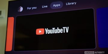 نمای نزدیک از صفحه تلویزیون که اپلیکیشن YouTube TV را در بخش برنامه‌ها (Apps) نشان می‌دهد.