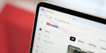 نمای نزدیک از صفحه نمایش لپ‌تاپ که وب‌سایت یوتیوب را در مرورگر نشان می‌دهد.