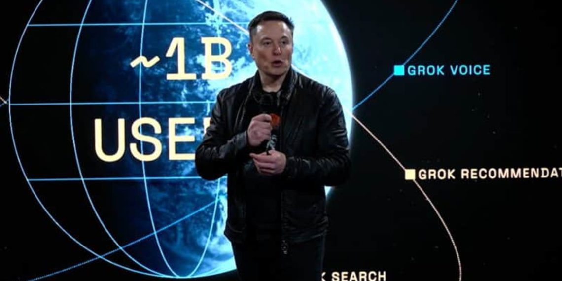نمایی از یک صحنه ارائه فناوری توسط ایلان ماسک با پسزمینه گرافیکی زمین و خطوط شبکهای، که روی اسلاید نمایش داده شده به قابلیتهای Grok Voice، Grok Recommendations و جستوجوی مبتنی بر هوش مصنوعی اشاره میشود؛ تصویر مفهومی از معرفی قابلیتهای پیشرفته یک سیستم هوش مصنوعی مکالمهای را نشان میدهد.