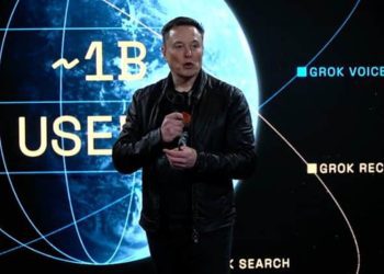 نمایی از یک صحنه ارائه فناوری توسط ایلان ماسک با پس‌زمینه گرافیکی زمین و خطوط شبکه‌ای، که روی اسلاید نمایش داده شده به قابلیت‌های Grok Voice، Grok Recommendations و جست‌وجوی مبتنی بر هوش مصنوعی اشاره می‌شود؛ تصویر مفهومی از معرفی قابلیت‌های پیشرفته یک سیستم هوش مصنوعی مکالمه‌ای را نشان می‌دهد.