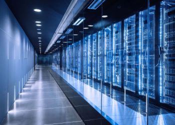 راهروی یک مرکز داده مدرن با ردیف‌های سرور مجهز به نور آبی که زیرساخت پردازشی هوش مصنوعی را در محیطی کنترل‌شده نشان می‌دهد.