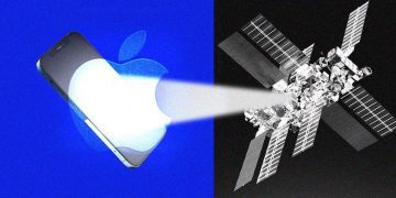 تصویر مفهومی از ارتباط ماهوارهای اپل که در آن یک آیفون سیگنال نوری را به یک ماهواره در فضا ارسال میکند