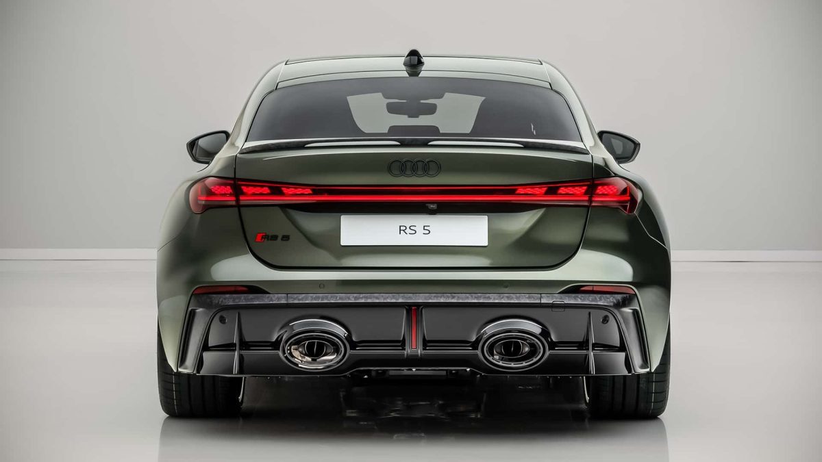 نمای عقب آئودی RS5 2026 با چراغ سرتاسری LED، دیفیوزر بزرگ و دو خروجی اگزوز بیضی‌شکل اسپرت