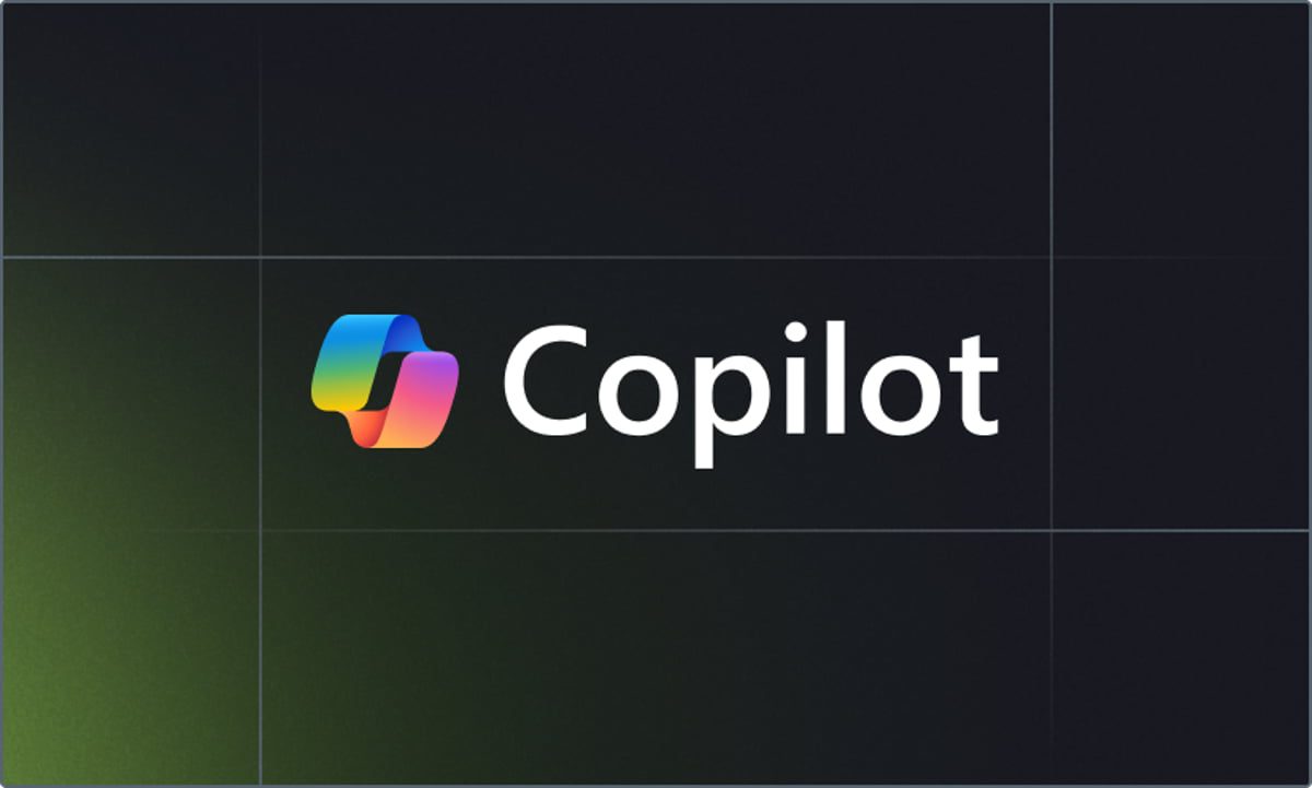 تصویر گرافیکی با پسزمینه تیره که لوگوی Microsoft Copilot و متن Copilot بهصورت مینیمال در مرکز قرار گرفتهاند. خطوط شبکهای ظریف در پسزمینه دیده میشود که به مفاهیم طراحی نرمافزار، توسعه محصول و قابلیتهای هوش مصنوعی اشاره دارد.