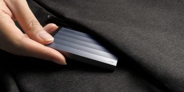 نمای تبلیغاتی از حافظه SSD قابل حمل شیائومی با طراحی فلزی مینیمال و ظرفیت یک ترابایت در پس‌زمینه‌ای مدرن و تیره