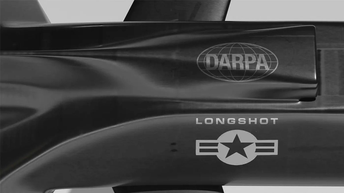 نمای نزدیک از بدنه پهپاد X-68A LongShot با لوگوی DARPA و نشان نیروی هوایی آمریکا روی بدنه
