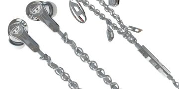 نمای نزدیک از یک جفت ایرفون سیمی Diesel با طراحی صنعتی و بدنه شفاف، که به زنجیر فلزی نقره‌ای متصل شده‌اند؛ روی هر ایرباد لوگوی Diesel دیده می‌شود و جزئیات فلزی و اکسسوری‌های آویزان به زنجیر، هویت فشن–تکنولوژی و سبک جسورانه این محصول صوتی را برجسته می‌کند.