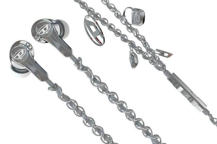 نمای نزدیک از یک جفت ایرفون سیمی Diesel با طراحی صنعتی و بدنه شفاف، که به زنجیر فلزی نقره‌ای متصل شده‌اند؛ روی هر ایرباد لوگوی Diesel دیده می‌شود و جزئیات فلزی و اکسسوری‌های آویزان به زنجیر، هویت فشن–تکنولوژی و سبک جسورانه این محصول صوتی را برجسته می‌کند.