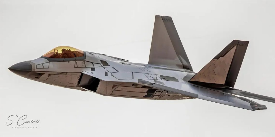 لاکهید مارتین نسخه ارتقایافته اف-۲۲ را با غلافهای IRST معرفی کرد