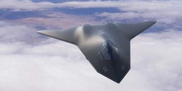 رندر مفهومی جنگنده F-47 NGAD با پیکربندی بال‌پرنده و سطح مقطع راداری پایین در حال پرواز بر فراز ابرها