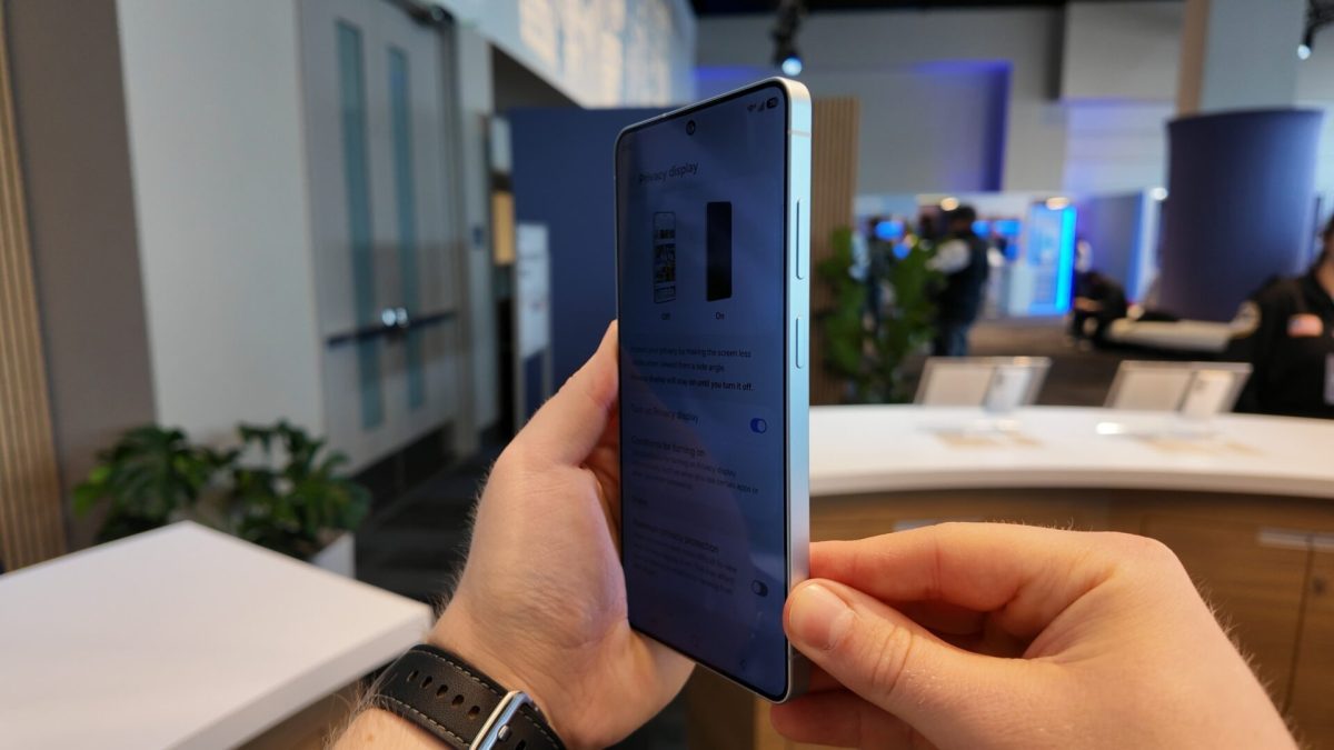 نمای جانبی گلکسی S26 اولترا با فعال بودن نمایشگر ضد جاسوسی