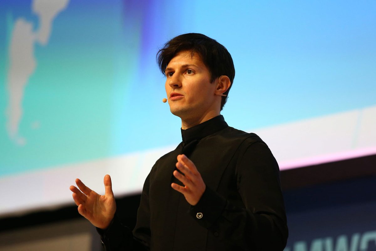 پاول دورف (Pavel Durov) موسس تلگرام در حال سخنرانی در یک کنفرانس بینالمللی تکنولوژی؛ استراتژیهای رشد اپلیکیشنهای پیامرسان و آزادی بیان دیجیتال